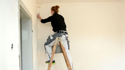 Sicher werkeln: Die richtige Frisur und Kleidung schützen beim Heimwerken. (Foto: Caroline Seidel-Dißmannel/dpa-tmn)