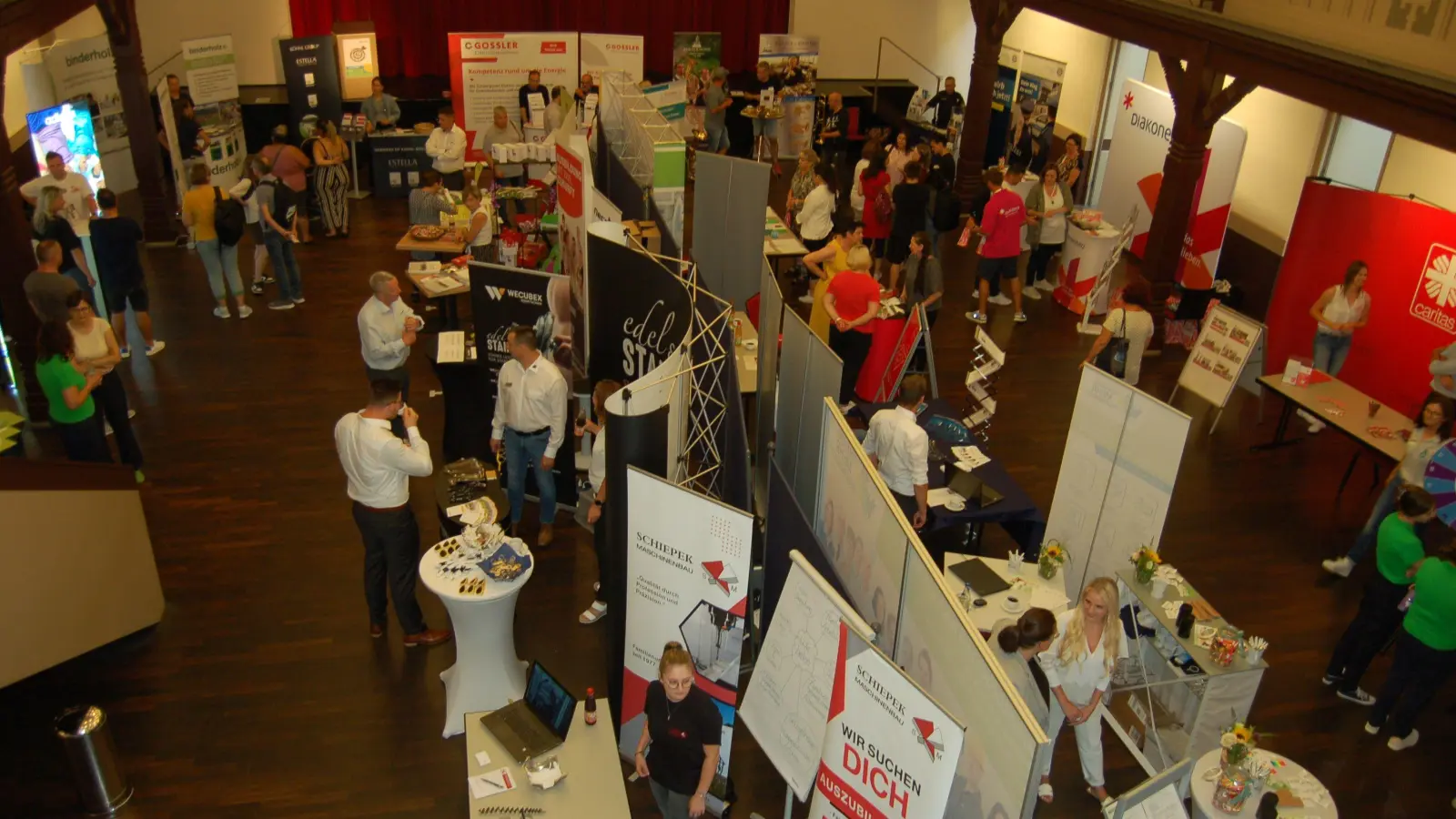 Der Andrang war groß und die Halle war bei der Jobbörse gut besucht. (Foto: Christa Frühwald)