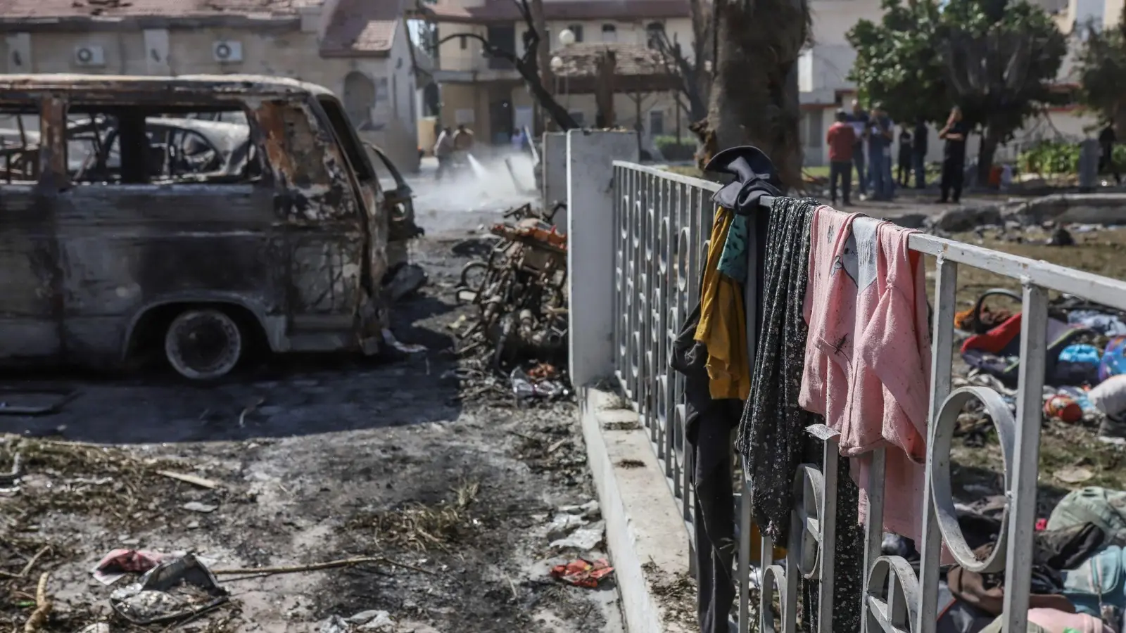 Nach einer Explosion vor der Al-Ahli-Klinik in Gaza-Stadt sind Habseligkeiten von Menschen auf dem Boden verteilt. (Foto: Mohammad Abu Elsebah/dpa)