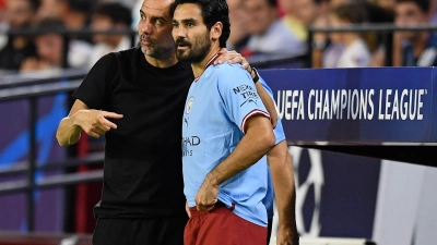 Ilkay Gündogan (r) mit City-Trainer Pep Guardiola. (Foto: Jose Breton/AP/dpa)