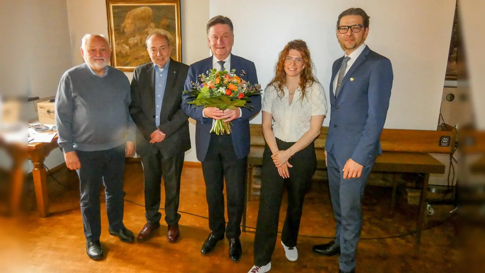 Bezirksgeschäftsführer Dr. Gerhard Engelmann (Mitte) sagte in der Hauptversammlung Adieu und dankte für die langjährige gute Zusammenarbeit mit dem Rothenburger Verband. Das Foto zeigt ihn mit dessen Vorstandstam um den Vorsitzenden Markus Meinold (rechts). (Foto: Karl-Heinz Gisbertz)