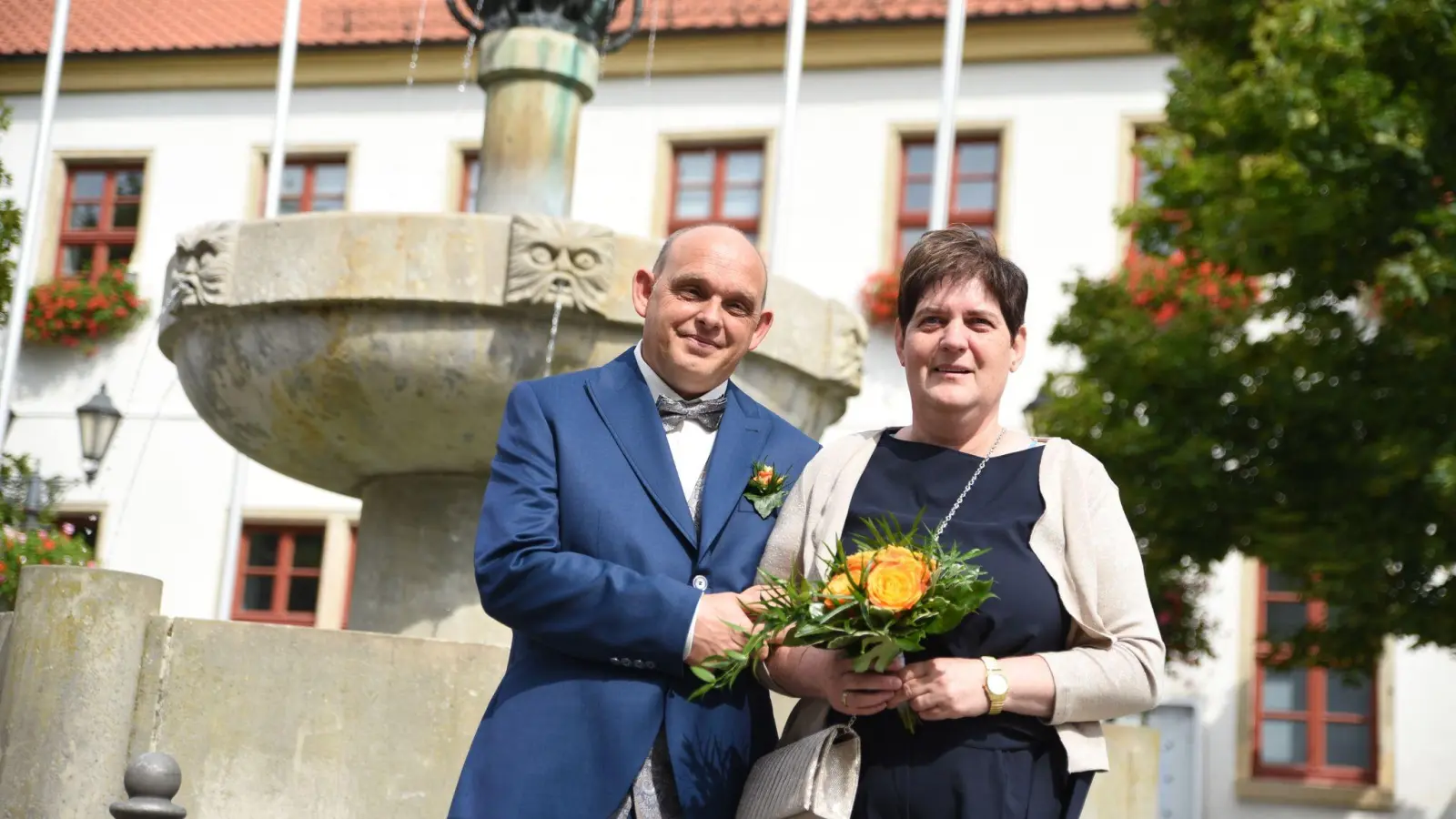 Kathrin Pollnow und Klaus-Dieter Rose stehen vor dem Standesamt in Oschersleben (Sachsen-Anhalt). (Foto: Simon Kremer/dpa)
