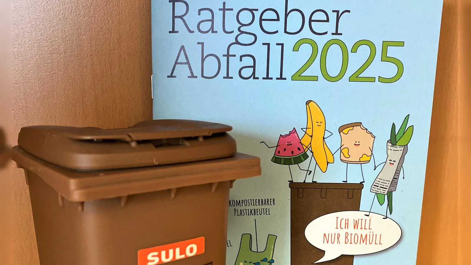 Der „Ratgeber Abfall 2025“ wird derzeit im Landkreis Ansbach verteilt. (Foto: Landratsamt Ansbach/Josephine Georgi)