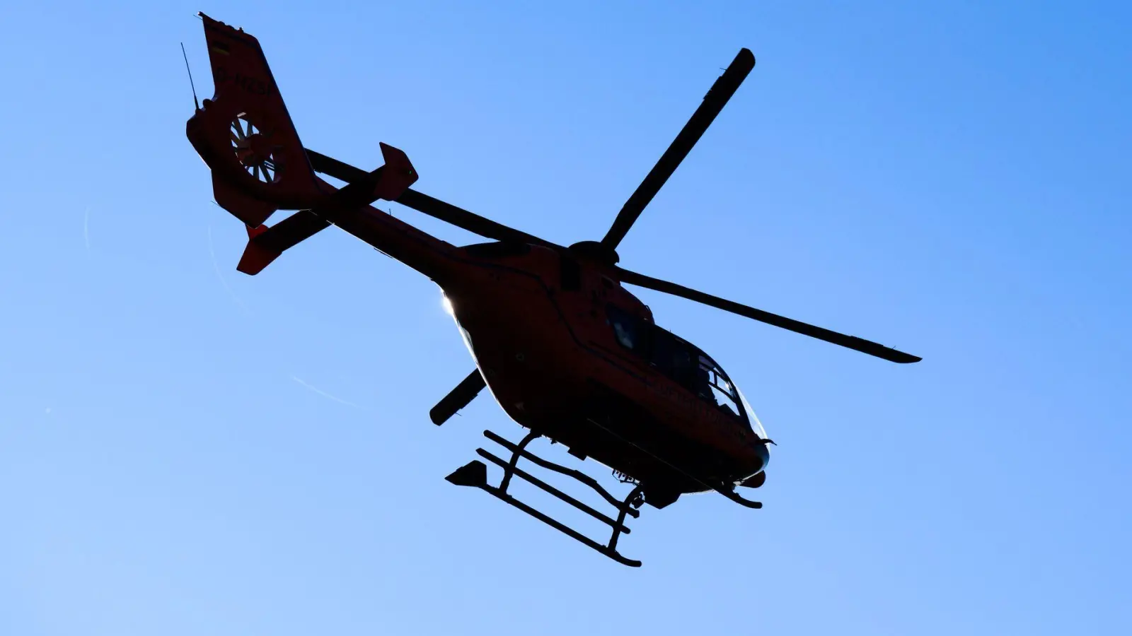 Rettungshubschrauber retten in besonders dringlichen Notfällen und in ländlichen oder abgelegenen Regionen Leben. (Symbolbild) (Foto: Julian Stratenschulte/dpa)