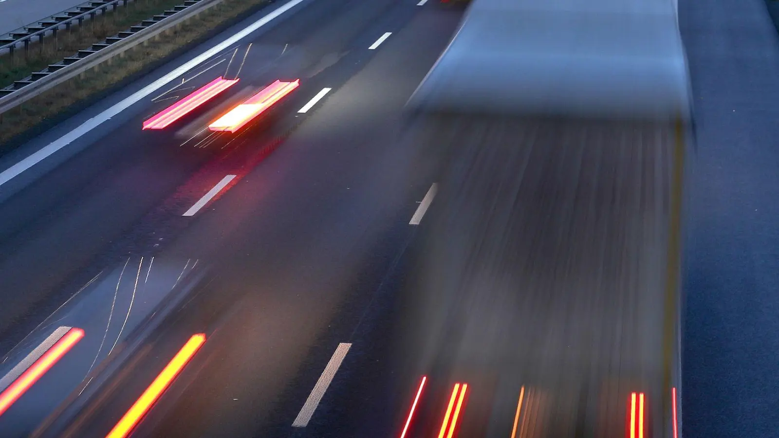 Schwere Nutzfahrzeuge machen nach Angaben der Kommission mehr als 6&nbsp;Prozent der gesamten Treibhausgasemissionen der EU aus. (Symbolbild) (Foto: Jan Woitas/dpa-Zentralbild/dpa)