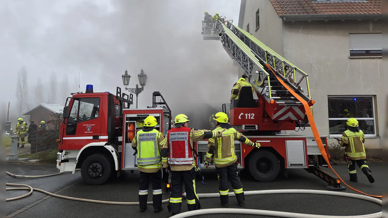 Die Rauchentwicklung am Brandort war „extrem stark”, betonte Kreisfeuerwehrsprecher Rainer Weiskirchen. Das war nicht zuletzt den nebligen Wetterbedingungen geschuldet. (Foto: Rainer Weiskirchen)