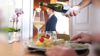 Die Unternehmen im Gastgewerbe konnten ihre Umsätze zuletzt meist nur noch wegen der gestiegenen Preise steigern. Preisbereinigt verzeichneten sie hingegen einen Rückgang der Erlöse. (Foto: Bernd Weißbrod/dpa)