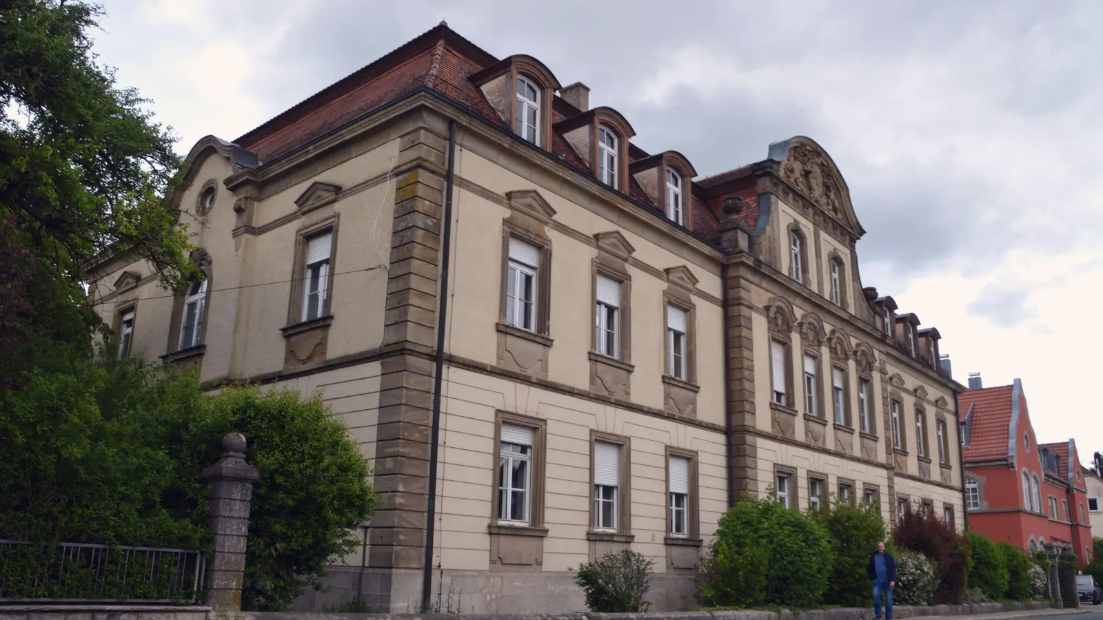 Abschied vom alten Haus der Kirche an der Adelhofer Straße: Die evangelische Kirche will das ehemalige Amtsgerichtsgebäude in Uffenheim verkaufen. Was damit geschieht, ist derzeit noch unklar. (Foto: Johannes Zimmermann)