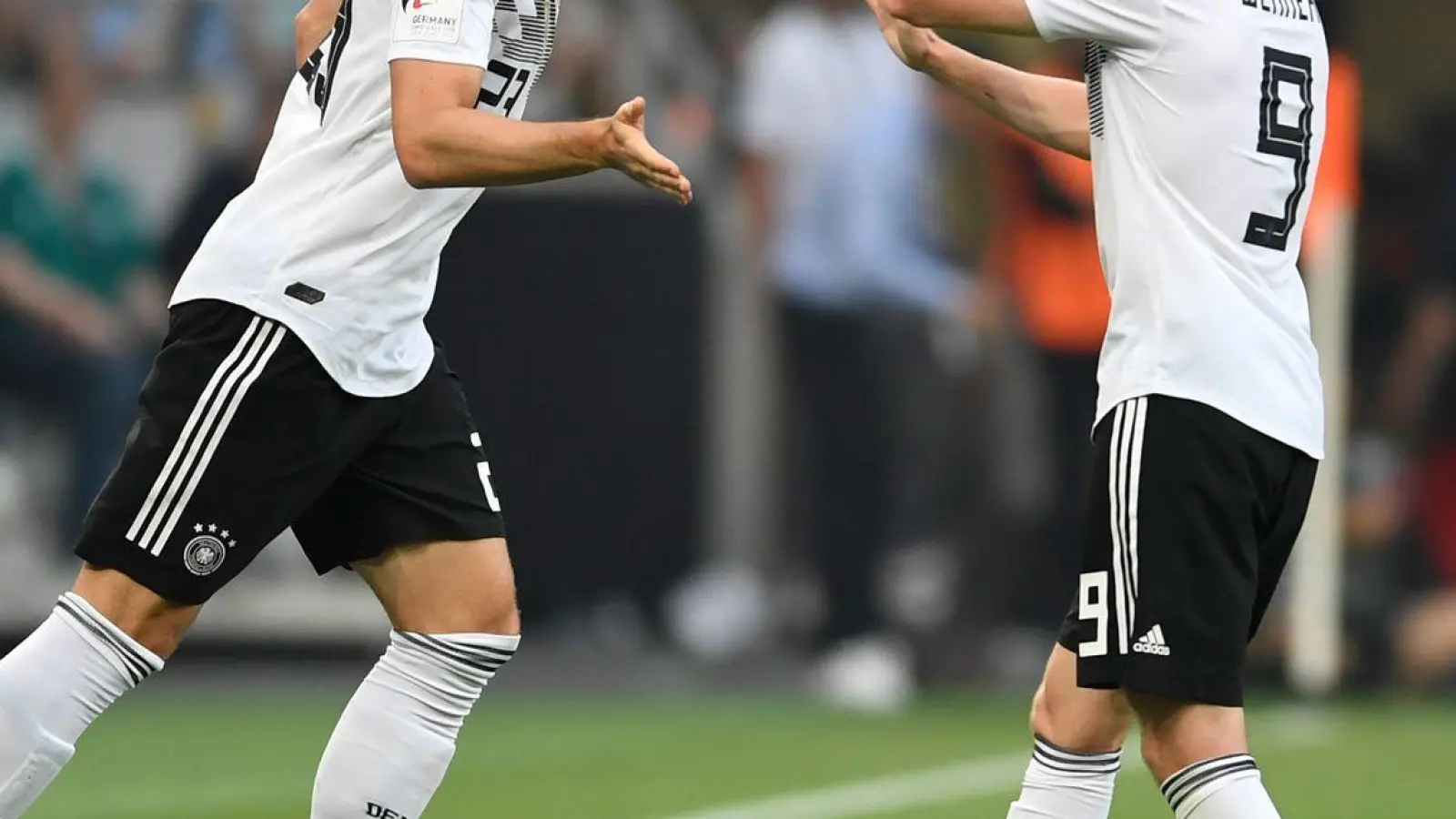 Der mittlerweile als Funktionär tätige Mario Gomez (l) nimmt Timo Werner in Schutz. (Foto: Marius Becker/dpa)