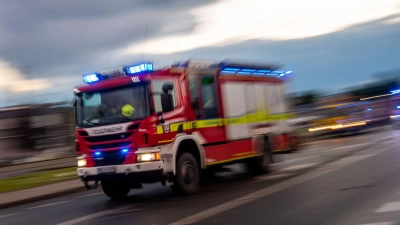 Ein Löschfahrzeug der Feuerwehr fährt mit Blaulicht zu einem Einsatz. (Foto: Lino Mirgeler/dpa/Symbolbild)