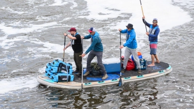 Für einen guten Zweck wollen vier Männer auf einem Board die Weser von Hann. Münden im Landkreis Göttingen bis nach Bremerhaven paddeln.  (Foto: Julian Stratenschulte/dpa)