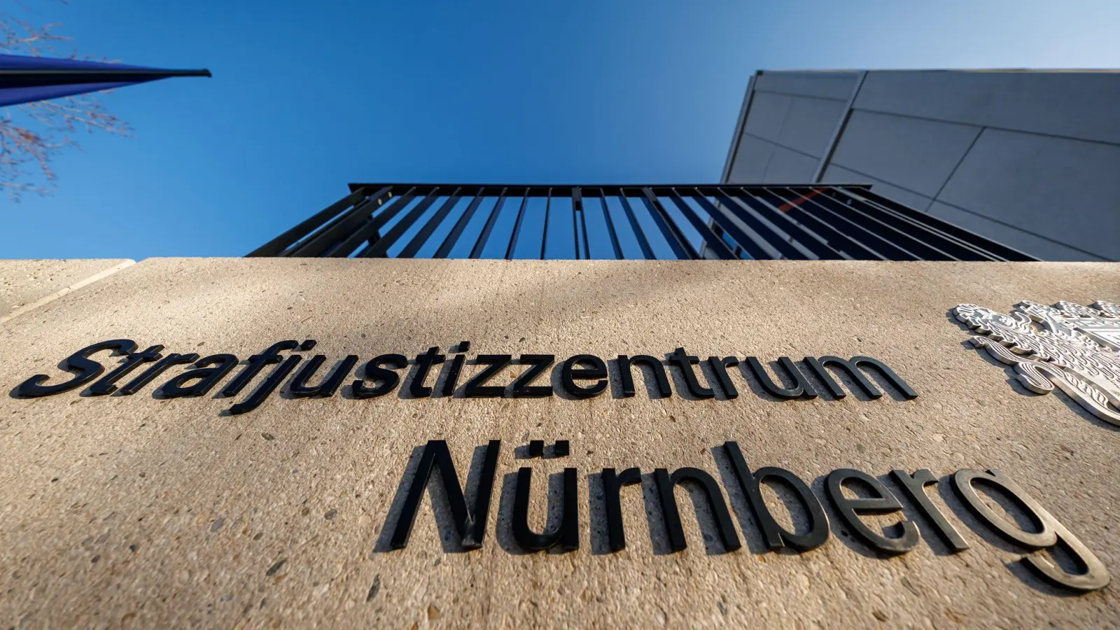 Nach dem Mord an seiner Ehefrau muss ein Rentner ins Gefängnis. Das Landgericht Nürnberg-Fürth verurteilte ihn zu neun Jahren Haft.  (Foto: Daniel Karmann/dpa)