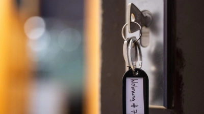 Auf der Suche nach einer neuen Wohnung bewarb sich eine Frau im Internet auf ein Inserat. (Symbolbild) (Foto: Sebastian Gollnow/dpa)