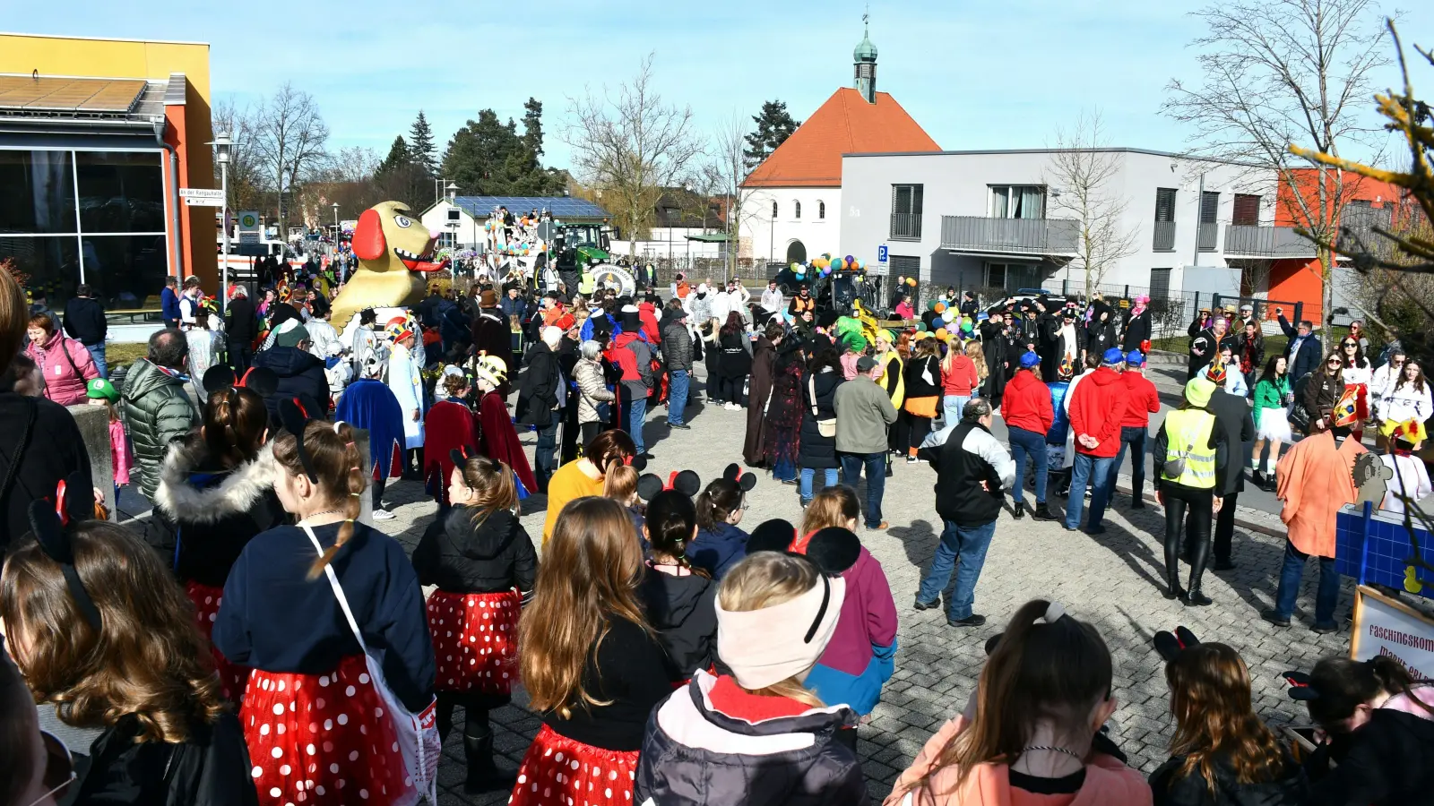 Närrischer Trubel in Markt Erlbach: Zahlreiche Kostümierte bildeten einen eindrucksvollen Gaudiwurm. Die Schaulustigen bekamen viel zu sehen. (Foto: Gudrun Schwarz-Köhler)