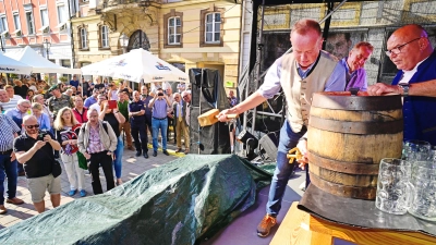 Routiniert und treffsicher: Mit nur zwei Schlägen zapfte Oberbürgermeister Thomas Deffner das erste Bierfass an. Kein Spektakel für die Schaulustigen, dafür mehr Gerstensaft in den Freimaßen. (Foto: Jim Albright)