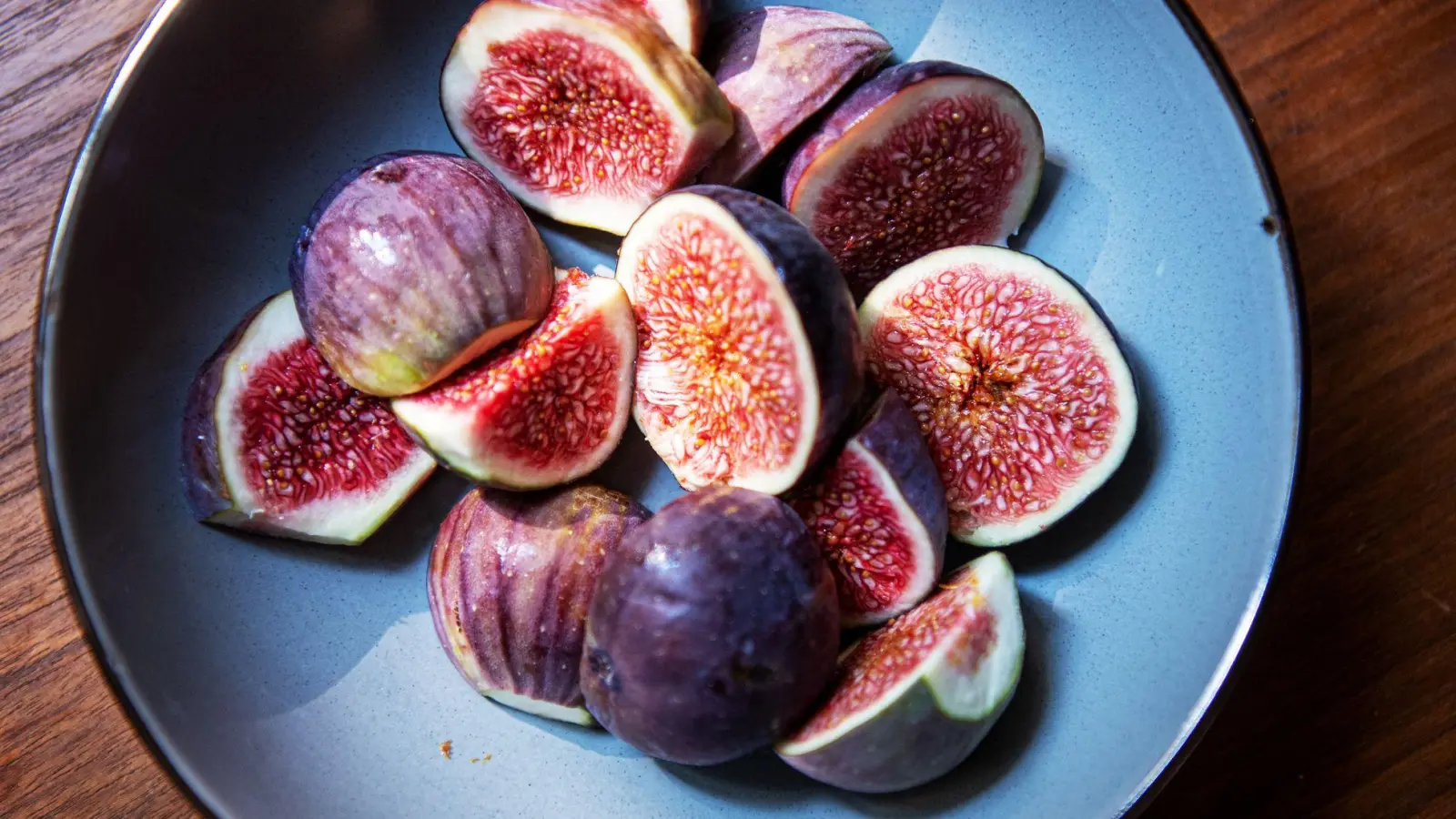 Im Inneren gelb bis rötlich, die Schale außen meist grün bis dunkelviolett: Reife Feigen haben ein süßes, fruchtiges Aroma. Sie sind genau richtig, wenn sie auf Druck leicht nachgeben. (Foto: Bernd Diekjobst/dpa-tmn)