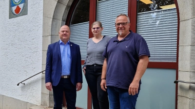 Bürgermeister Bernd Meyer (Sachsen bei Ansbach), Umsetzungsmanagerin Janine Mändlein und Bürgermeister Christoph Schmoll (Neuendettelsau) freuen sich, dass der Zweckverband nun richtig loslegen kann (von links). (Foto: Andrea Walke)