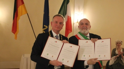 Bei Veranstaltungen wie dem Jubiläum der Städtepartnerschaft mit Fermo erweist ich Oberbürgermeister Thomas Deffner (im Bild mit Stadtrats-Präsident Giulio Pascali) oft als kluger und pfiffiger Redner. Doch wenn es um die Weiterentwicklung Ansbachs geht, sind nicht alle mit ihm zufrieden.  (Foto: Robert Maurer)