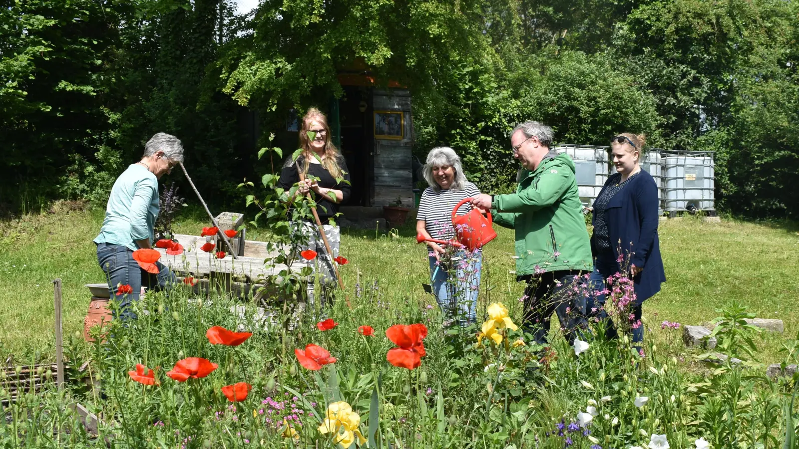 Helga Kudlich, Heike Kohl und Brigitte Tiefel (von links) sind im NeuStadtGarten aktiv. Josef Merrath und Veronika Polok schauten kürzlich auch mal wieder im Rahmen eines Pressetermins vorbei. (Foto: Ute Niephaus)