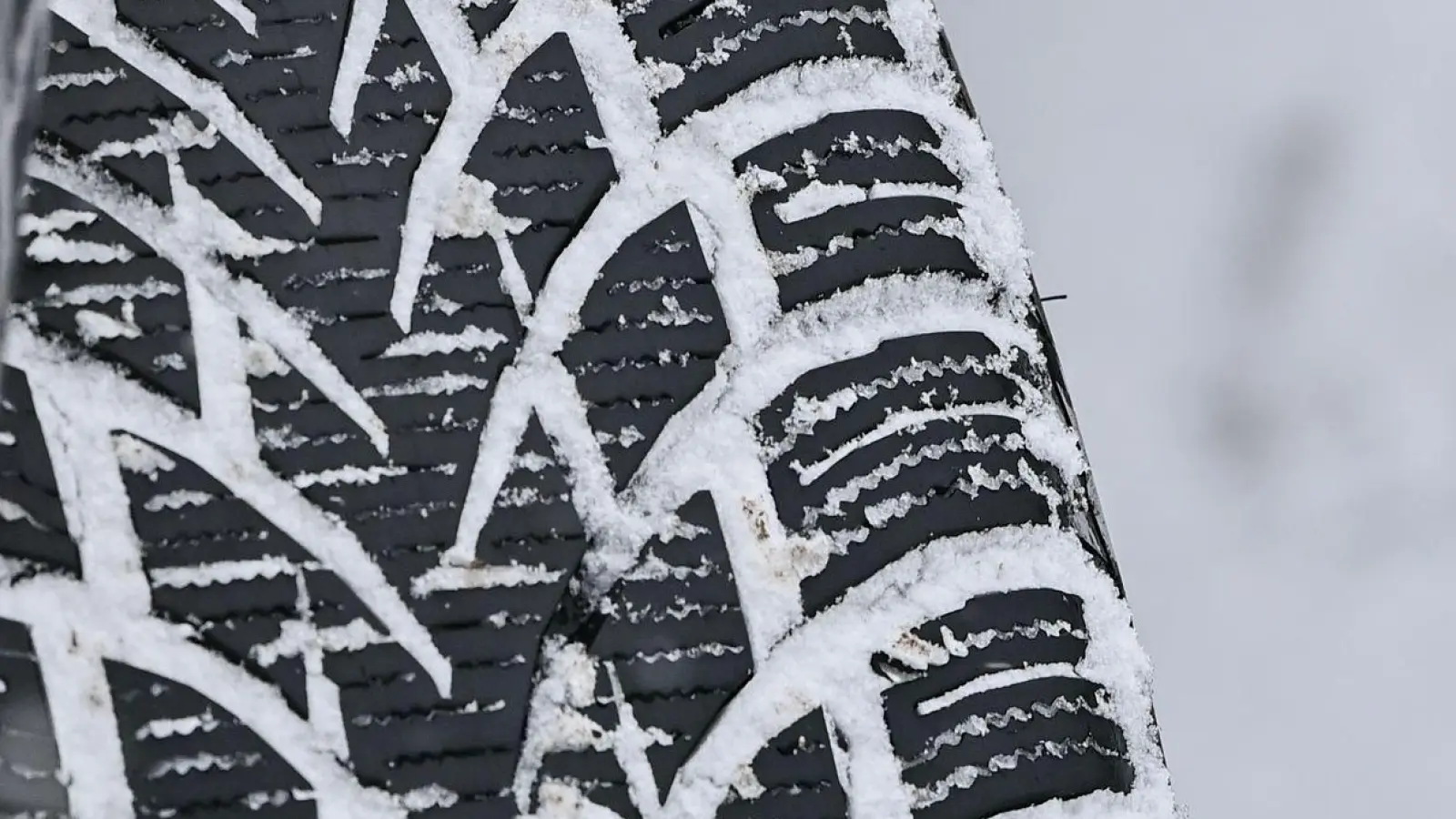 Auch wenn das Restprofil ausreichend ist, sollten Winterreifen wegen Gummihärtung und Verlust der Elastizität nach einiger Zeit ausgetauscht werden. (Foto: Patrick Pleul/dpa/dpa-tmn)