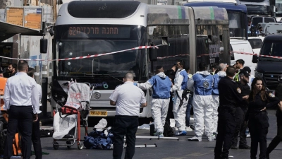 Rettungskräfte am Ort eines Anschlags, bei dem in Jerusalem mehrere Menschen getötet wurden.  (Foto: Mahmoud Illean/AP/dpa)