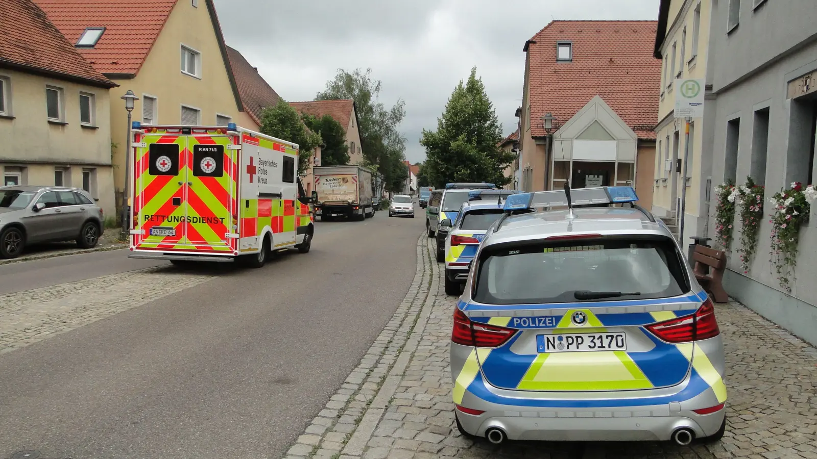 Die Polizei rückte mit einem Großaufgebot an. Auch der Rettungsdienst wurde alarmiert. Die bedrohte Angestellte blieb unverletzt. (Foto: Winfried Vennemann)