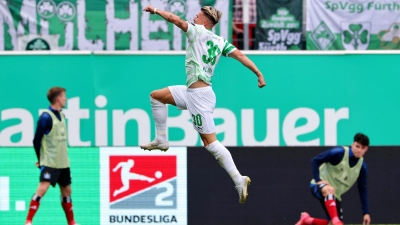 Der Mann des Tages hebt ab: Fürths Felix Klaus beim Jubel nach seinem dritten Treffer. (Foto: Daniel Karmann/dpa)