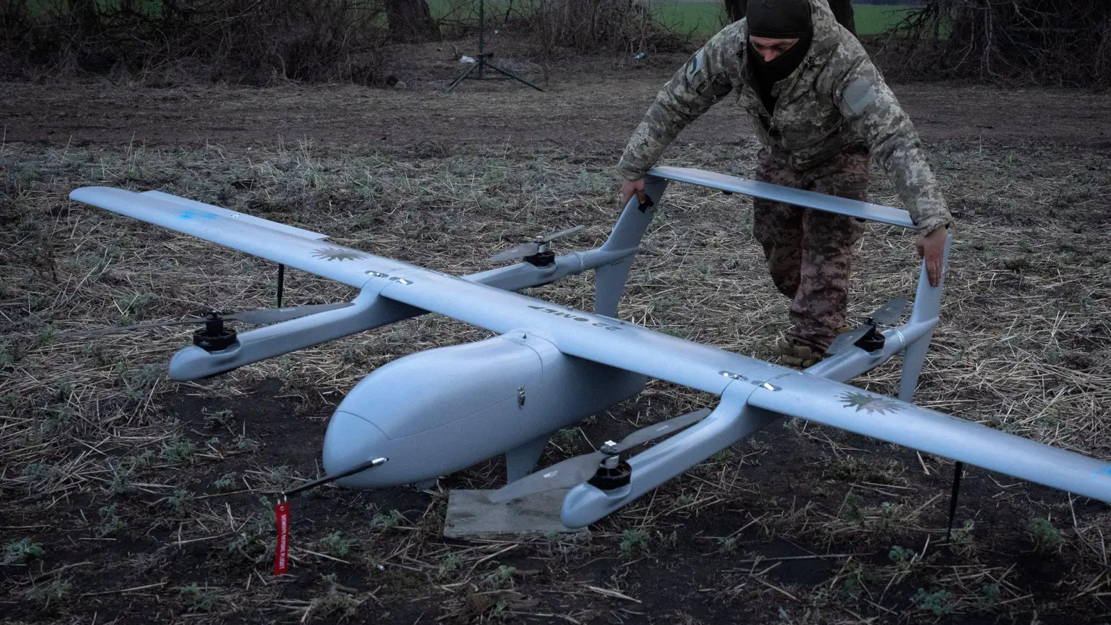 In der Nacht hat die Ukraine mit Drohnen eine Raffinerie in Südrussland attackiert. (Archivbild) (Foto: Efrem Lukatsky/AP/dpa)