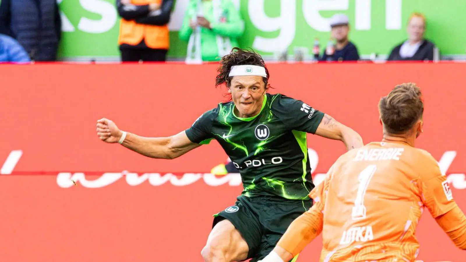 Will jetzt mit Wolfsburg in die Bundesliga: Fabian Reese (l). (Archivbild) (Foto: Michael Matthey/dpa)