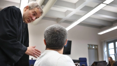 Wegen Doppelmordes an seiner Großmutter und deren Mann muss sich der Angeklagte vor dem Landgericht Memmingen verantworten. (Foto: Karl-Josef Hildenbrand/dpa)