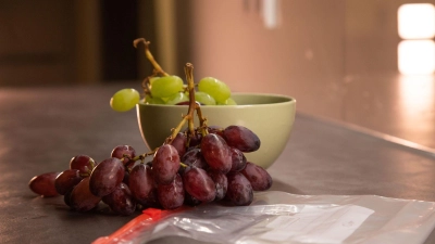 Lassen sich Weintrauben mit Hilfe eines Gefrierbeutels schnell vom Stiel befreien? (Foto: Christin Klose/dpa-tmn)