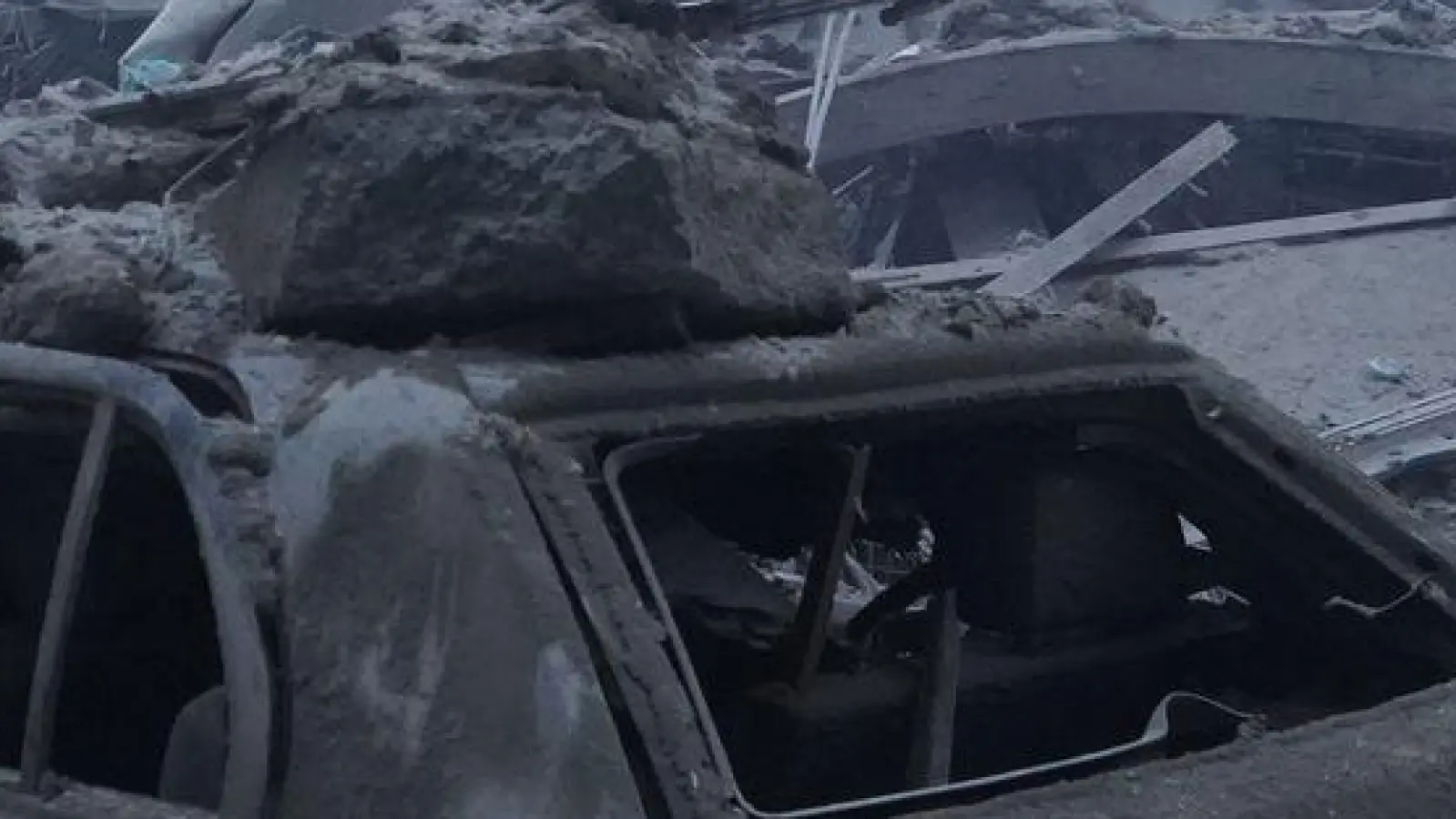 Rettungskräfte löschen einen Brand nach einem russischen Raketenangriff in Charkiw. (Foto: Andrii Marienko/AP/dpa)