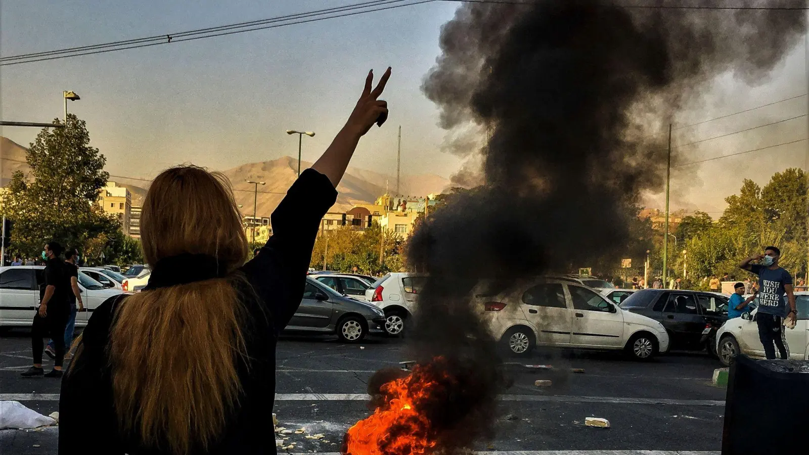 Der Iran will in der Hauptstadt Teheran 80 000 neue Sittenwächter einsetzen, um die Kopftuchpflicht für Frauen konsequenter durchzusetzen. (Archivbild)  (Foto: Uncredited/AP/dpa)