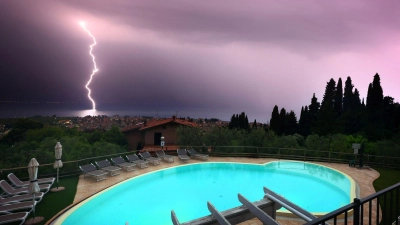 Blitz und Gewitter am Gardasee. (Foto: Karl-Josef Hildenbrand/dpa)