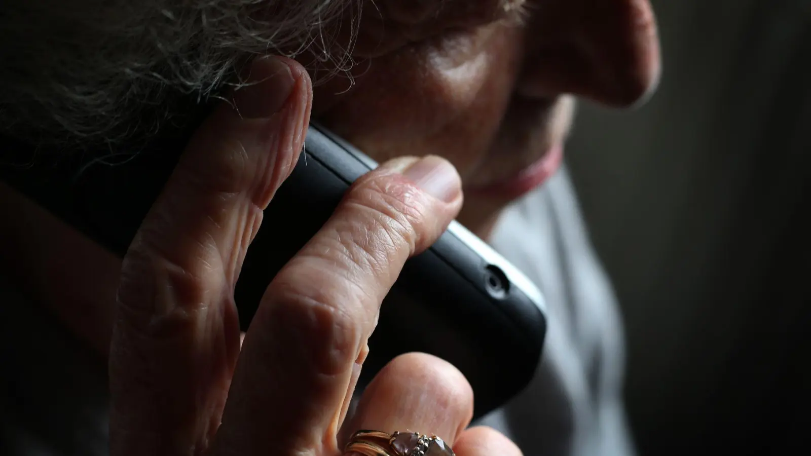 Die Polizei rät, bei Fragen am Telefon nach Geld misstrauisch zu sein. (Symbolfoto) (Foto: Karl-Josef Hildenbrand/dpa)