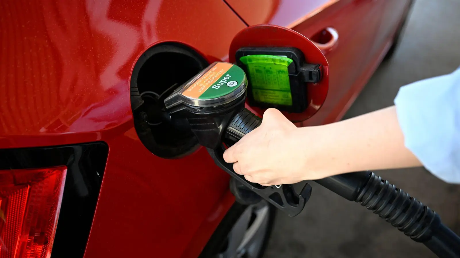 Teures Tanken: Die Energiepreise beeinflussen die Inflation stark (Archivbild) (Foto: Philip Dulian/dpa)