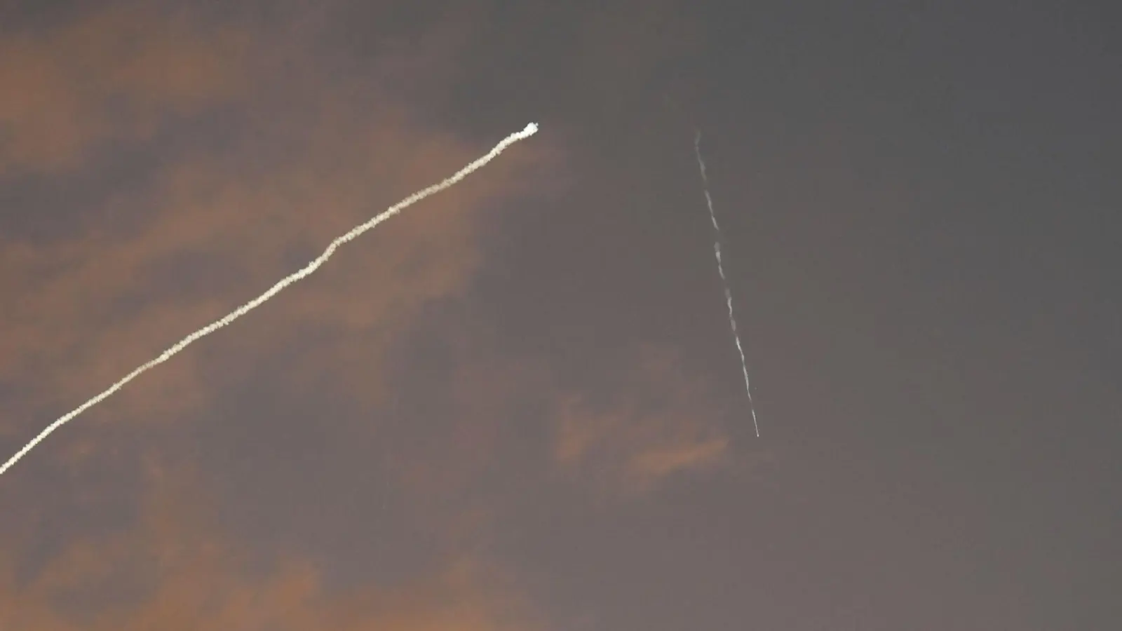 Am Morgen wird Israel erneut mit Raketen aus dem Iran beschossen.  (Foto: Baz Ratner/AP/dpa)