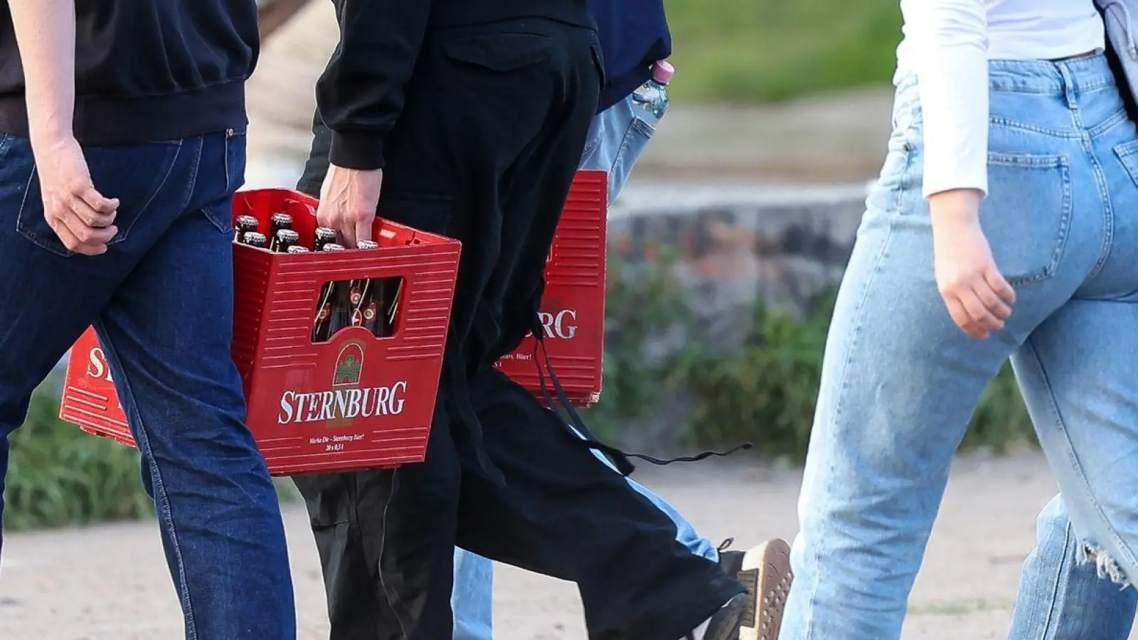 Beim Rauschtrinken, Komasaufen oder Binge-Drinking spielten oft soziale Motive und Gruppendruck eine Rolle. (Foto: Gerald Matzka/dpa)