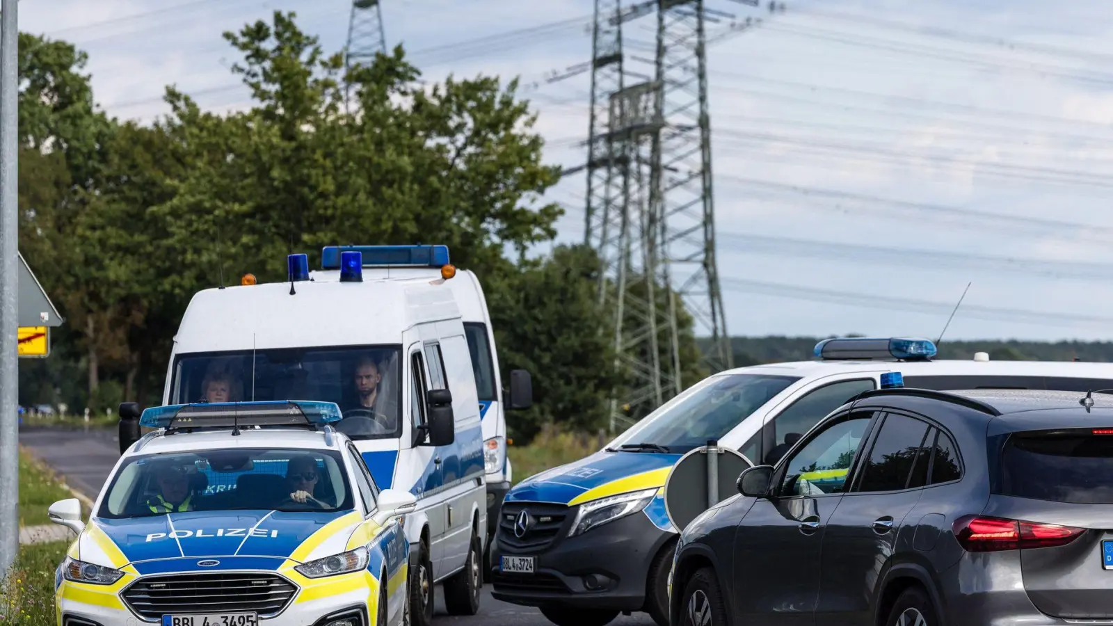 An einem Umspannwerk in Turnow-Preilack in Brandenburg unweit des Kraftwerks Jänschwalde sind Sprengvorrichtungen gefunden worden.  (Foto: Frank Hammerschmidt/dpa)