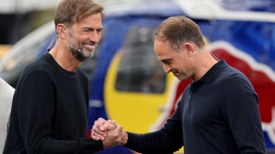 Jürgen Klopp kann nur mit Einverständnis von Red-Bull-Chef Mintzlaff (r.) Bundestrainer werden. (Archivbild)  (Foto: Jan Woitas/dpa)