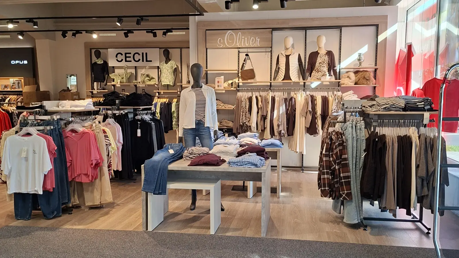 Komfort, Stil und Statement: In der Abteilung für Damenmode stehen die aktuellen Trends und Styles im Fokus. (Foto: Ramona Emmert)