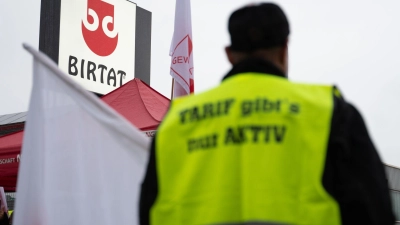 Die Gewerkschaft fordert ein Einstiegsgehalt von 3.000 Euro. (Foto: Markus Lenhardt/dpa)