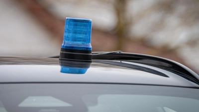 Ein 91-jähriger Senior in Ansbach gab sich als „älterer Mann“ aus, um einen falschen Polizisten zu entlarven.  (Symbolbild: Mirko Fryska)