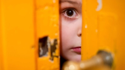 Ist mein Kind nun traumatisiert, weil es uns beim Sex gesehen hat? Eine Expertin kann Eltern beruhigen.  (Foto: Ole Spata/dpa/dpa-tmn)