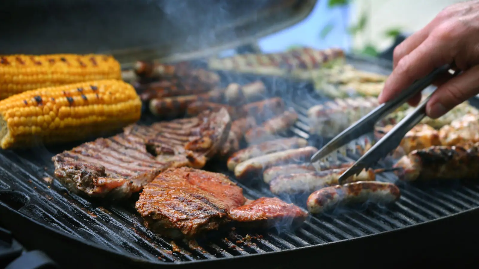 Wer fürs BBQ zu fertig eingelegten Grillsteaks greift, kann beruhigt sein. Die Stiftung Warentest gab gute und befriedigende Bewertungen für 12 getestete Produkte. (Foto: Karl-Josef Hildenbrand/dpa/dpa-tmn)