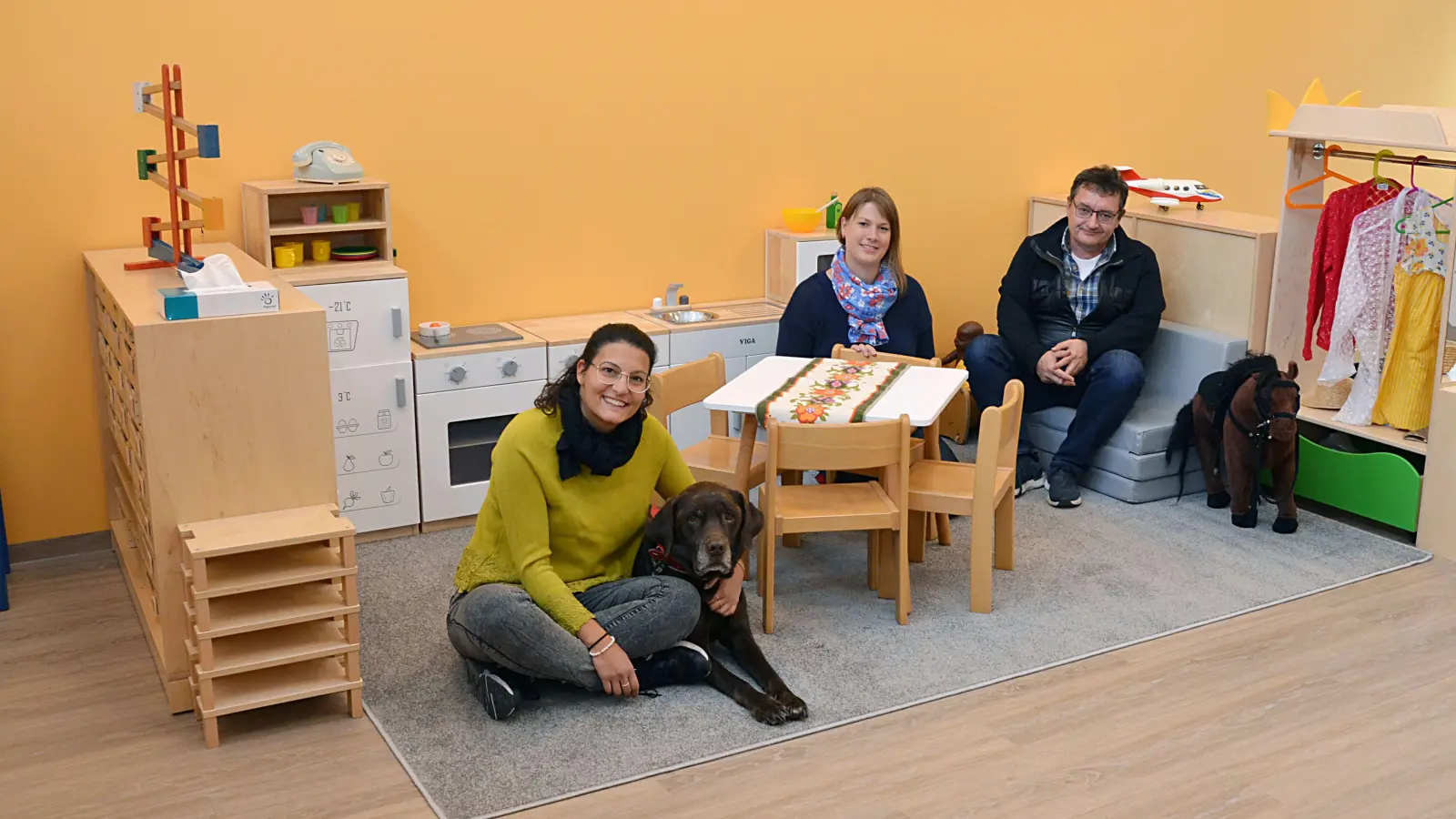 Kita-Leiterin Yvonne Schroll mit Kita-Hund Henry, Heilpädagogin Jana Schmidt und Bürgermeister Werner Wirth (von links) haben den Umzug der Kindergartengruppen ins Alte Schulhaus gemeistert. (Foto: Yvonne Neckermann)