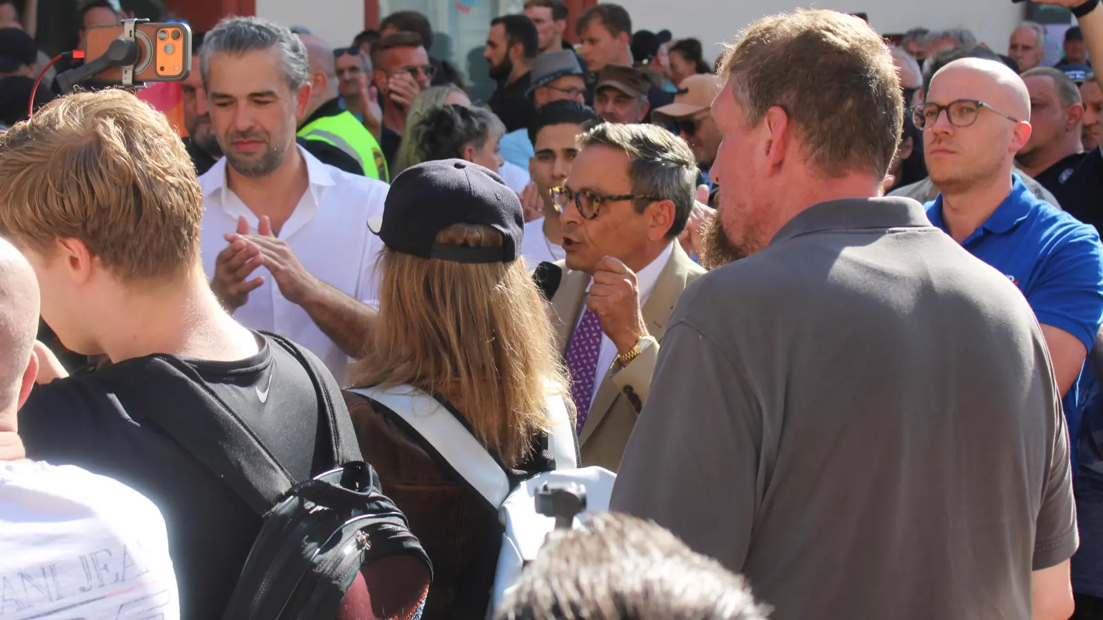Der österreichische Autor Gerald Grosz (mit Mikro, zwischen Irfan Peci und Johannes Meier) ist am späten Nachmittag auch zugegen. Die AfD veranstaltet am Freitagabend eine Lesung mit ihm.  (Foto: Constantin Prosch)