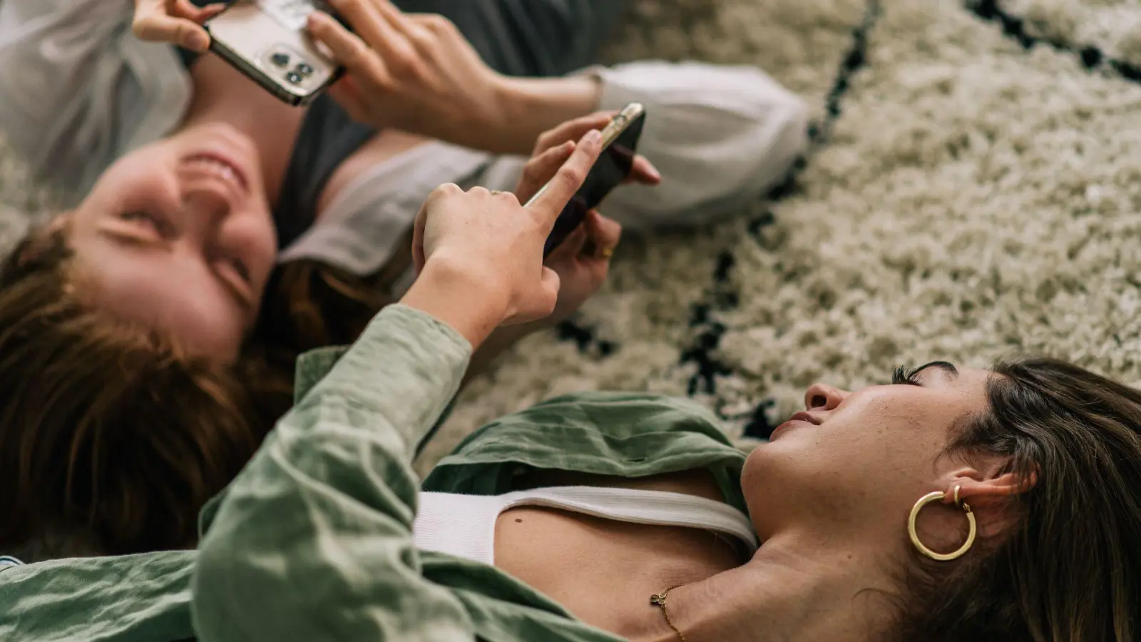 Damit&#39;s lange schön bleibt: Verbraucherschützer raten von Smartphone-Versicherungen ab und empfehlen stattdessen das Nutzen Schutzhüllen und Displaysperren. (Foto: Zacharie Scheurer/dpa-tmn)