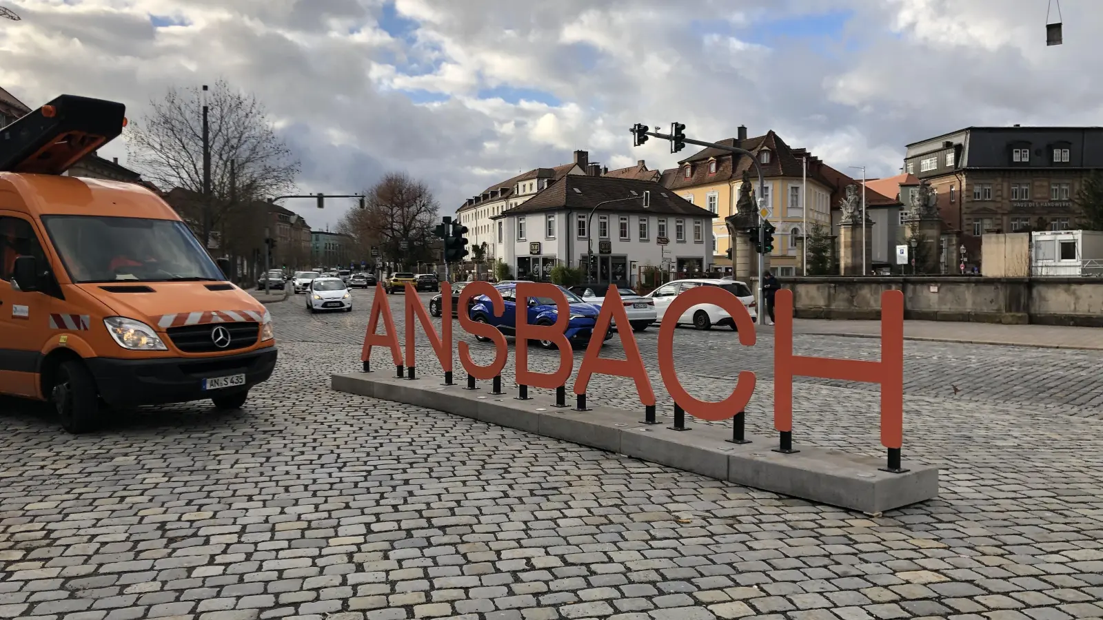 Mitarbeiter des Betriebshofs stellten den Schriftzug am Montag auf den Platz vor dem Schloss. (Foto: Florian Pöhlmann)