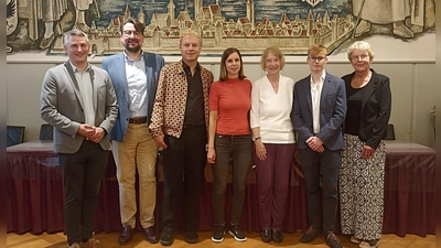Stella Bartels-Wu (3. von rechts) freut sich mit ihren Mitstreitern und Bad Windsheims Bürgermeister Philipp Flierl (1. von links) über die Vorstellung der Bayerischen Bibliothekenstraße. (Foto: Alexander Rausch)